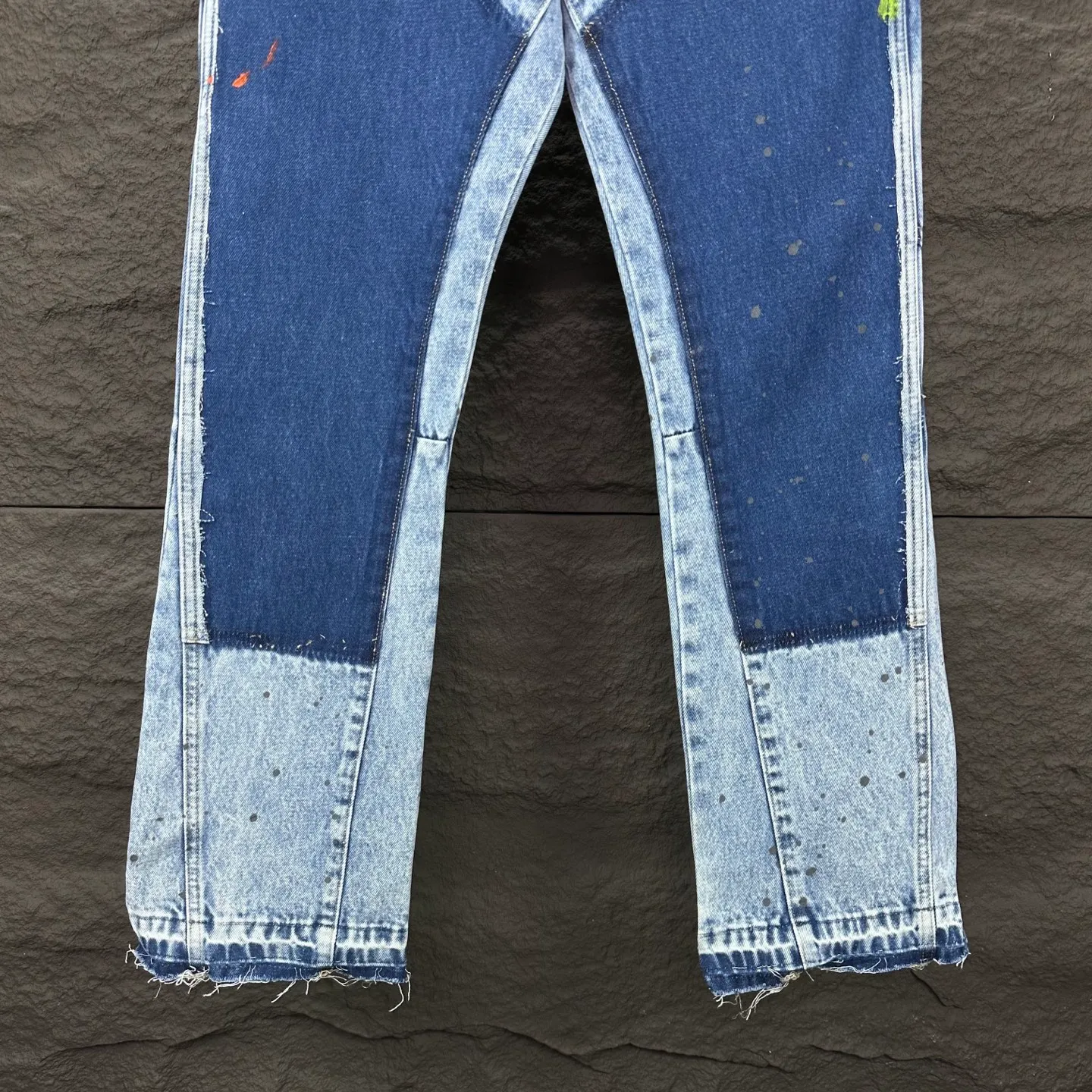 P250 GALLERY DEPT. 2025 new splash-ink graffiti splicing couple style loose washed bootcut jeans 🔥High version🔥High version🔥 Top ceiling quality Styles with different washed textures, very friendly to people with thin legs and thick legs, the bootcut version is very flattering to the leg shape Moderate length that never goes out of style, easy to match with casually, basic styling for various styles, a must-have in the wardrobe! The fabric is stiff but also makes the upper body soft without losing texture. The washing process is even more perfect. It is a must-have item for everyone! ! ! Washed wheat, hang tag, pants label, complete with three labels Color: light blue Size: 28, 30, 32, 34, 36 (five sizes)